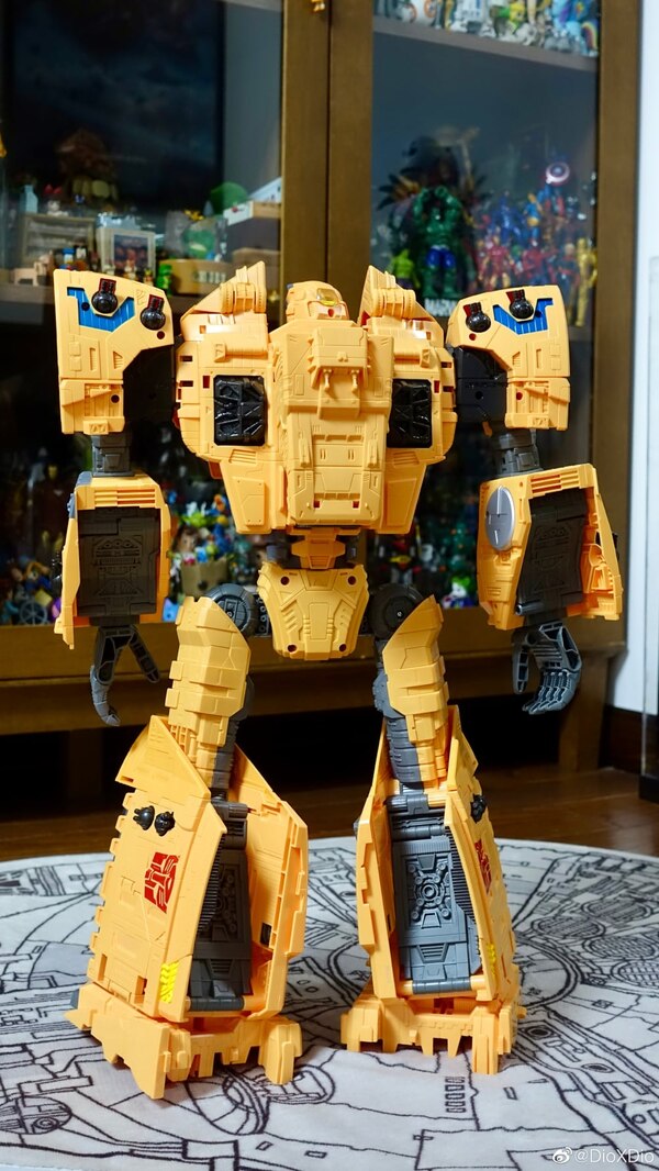 Transformers Kingdom Titan Class ARK More In Hand Images  (22 of 30)